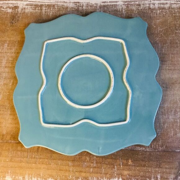Blue ceramic tray holder centerpiece with classic raised design - Picture 3 of 4